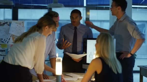 Kreatives Design Team Einem Meeting Das Spät Modernen Büro Arbeitet — Stockvideo