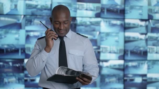 Retrato Sorridente Oficial Segurança Sala Controle Sistema — Vídeo de Stock