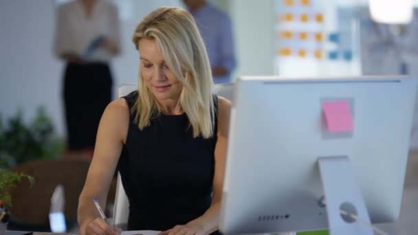 Mujer Negocios Caucásica Hablando Por Teléfono Celular Escritorio Oficina Moderna — Vídeo de stock