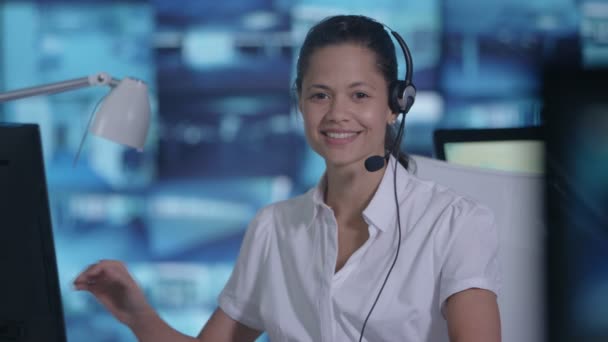 Dohled Důstojník Komunikující Prostřednictvím Sluchátek Mikrofonem Řídící Místnosti — Stock video