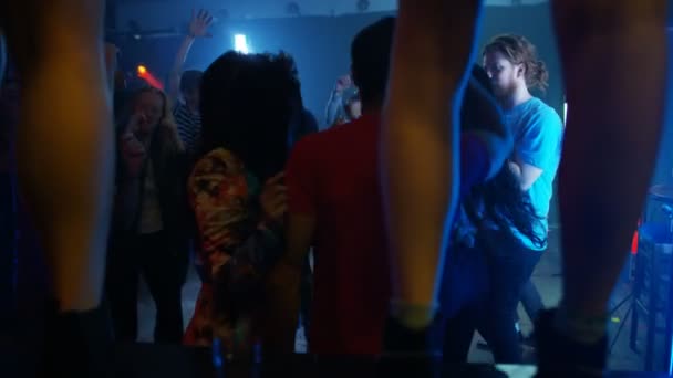 Gelukkig Partij Menigte Dansen Een Discotheek Met Meisjes Dansen Balk — Stockvideo