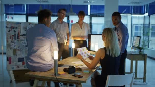 Equipo Diseño Creativo Una Reunión Trabajando Hasta Tarde Oficina Moderna — Vídeo de stock