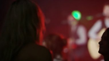 Gece kulübü sahnesinde şarkı yapan müzik grubunun 4k videosu  
