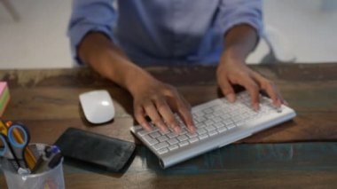 Yaratıcı tasarım ekibi modern ofis bir projede birlikte çalışma