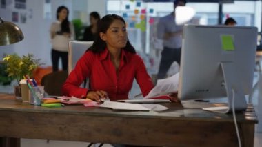 Yaratıcı ofiste onun masasında tasarımcı çalışma ve erkek arkadaşınıza söz.