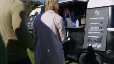 4 k gıda satıcı topluluk Event'de bir sıra müşterilerinin hizmet burger Van'da