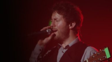 sahnede, adam mikrofon, 4 k ağır çekim video şarkı canlı oynamaya müzisyen grubu
