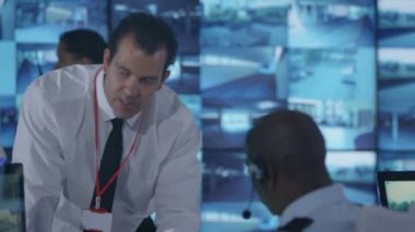 birden fazla Cctv video ekranlar sistem kontrol odasında izlerken 4 k güvenlik ekibi