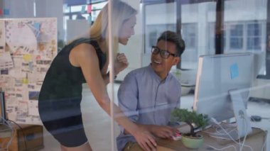 İş erkek ve kadın yaratıcı office bir projede birlikte çalışma.