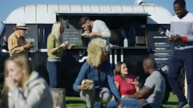 sohbet ve yeme 4 k mutlu arkadaşlar burger van topluluk Event'de gıdalardan hızlı.