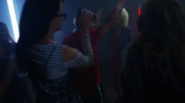 4 k mutlu parti kalabalık içme ve bir gece kulübünde dans