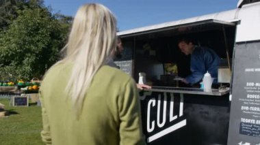 4 k gıda satıcı topluluk Event'de bir sıra müşterilerinin hizmet burger Van'da