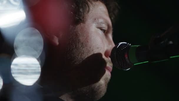 Músico Homem Cantando Vivo Palco Microfone Vídeo Câmera Lenta — Vídeo de Stock