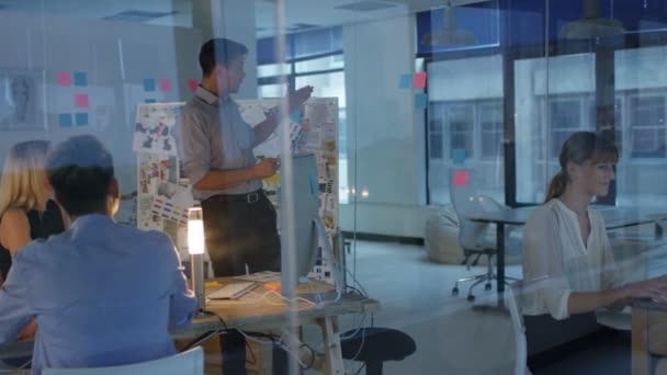 Команда Креативного Дизайна Встрече Современном Стеклянном Офисе — стоковое видео