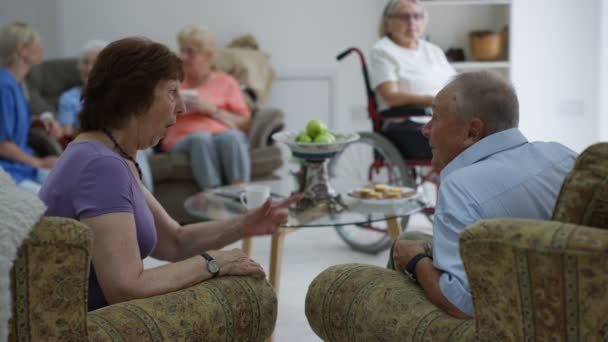 Fröhliche Senioren Schauen Sich Ein Bild Und Plaudern Pflegeheim — Stockvideo