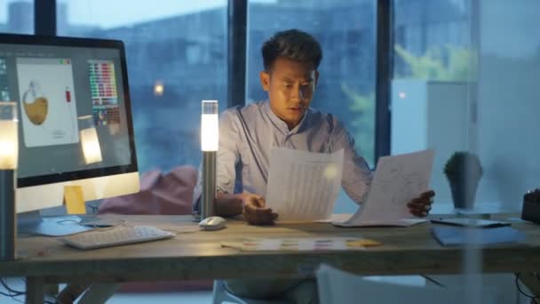 Diseñador Trabajando Hasta Tarde Oficina Trabajando Computadora Haciendo Llamadas Telefónicas — Vídeo de stock