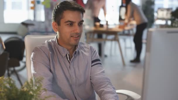 Bonne équipe de conception créative regardant l'ordinateur et collaborant sur un projet .