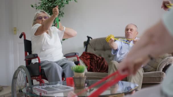 Infermiera Mostrando Gruppo Anziano Alcuni Esercizi Casa Cura — Video Stock