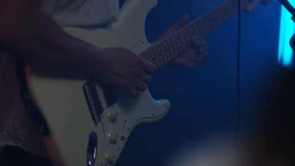 Żywo Zespół Wykonujących Tłumu Młodych Klub Nocny Bliska Gitarze — Wideo stockowe