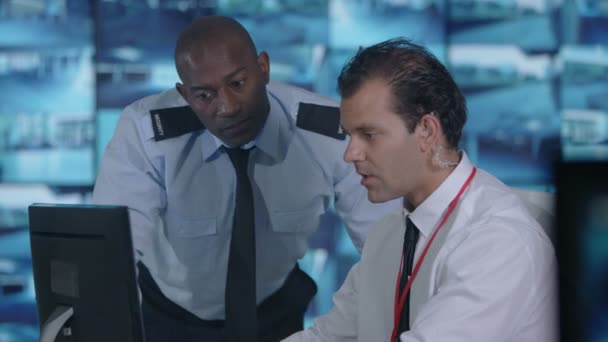 Personale Sicurezza Guarda Gli Schermi Discute Nella Sala Controllo Osservazione — Video Stock