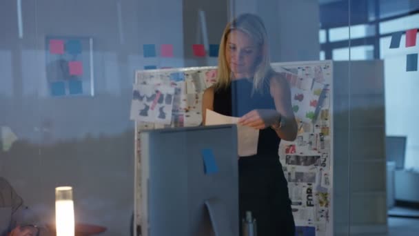 ガラス張りのモダンなオフィスでの会議で創造的なデザイン チーム — ストック動画
