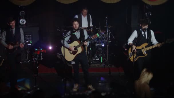 音乐乐队表演歌曲在夜总会舞台上 视频慢动作 — 图库视频影像