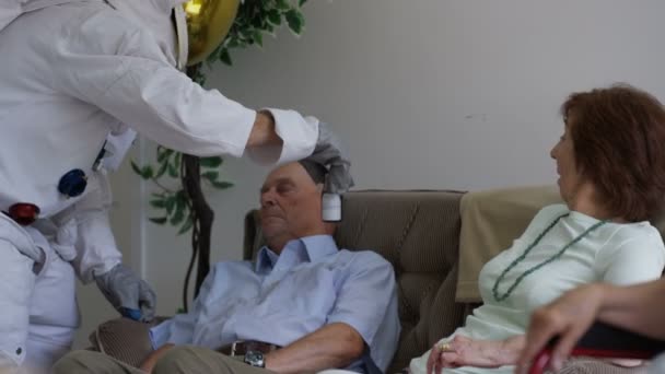 Astronauta Gracioso Comporta Mal Robando Medicamentos Los Residentes Asilo Ancianos — Vídeo de stock