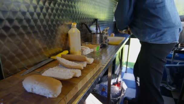 Street Vendedor Alimentos Preparando Pães Cachorro Quente Hambúrguer Van — Vídeo de Stock