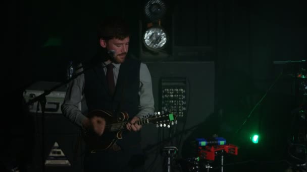 ステージと歌 スロー モーション ビデオのライブ演奏マンドリンを持つ男 — ストック動画