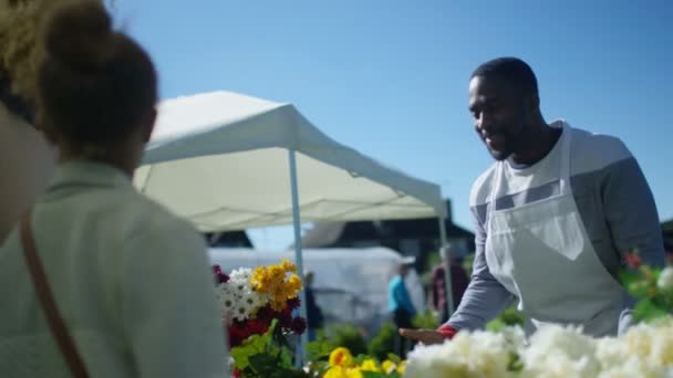 Munterer Verkäufer Verkauft Frische Blumen Kunden Auf Sommermarkt Freien — Stockvideo