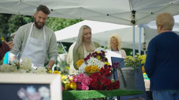 Vrolijke Klanten Kopen Van Verse Bloemen Buiten Zomer Markt — Stockvideo