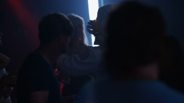 Party Multidão Dançando Clube Astronauta Engraçado Dançando Beijando Uma Menina — Vídeo de Stock