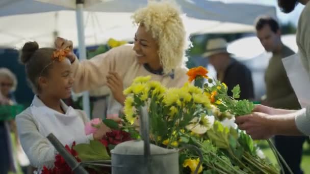 Mor Och Dotter Som Arbetar Blomma Stall Jordbrukarna Marknaden — Stockvideo