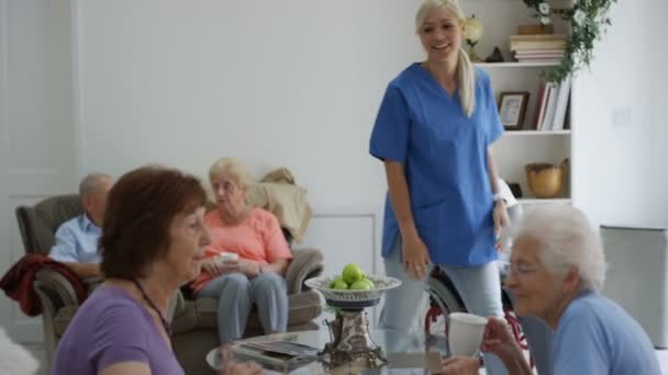 Młody Opieka Pielęgniarka Rozmawiać Opiekę Rezydentów Domu Starców — Wideo stockowe