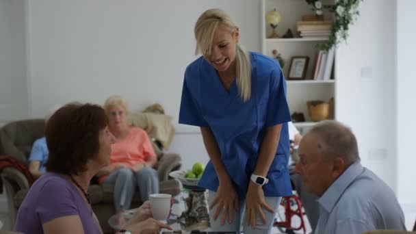 Junge Pflegende Krankenschwester Spricht Mit Bewohnern Altenheim Und Kümmert Sich — Stockvideo