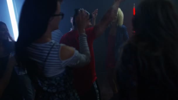 Fröhliche Party Menge Trinkt Und Tanzt Einem Nachtclub — Stockvideo