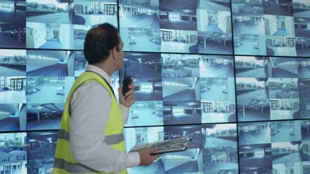 Retrato Del Oficial Seguridad Sonriente Sala Control Del Sistema — Vídeo de stock