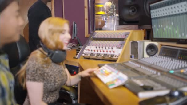 Équipe Professionnelle Studio Enregistrement Mixant Une Piste Avec Une Chanteuse — Video