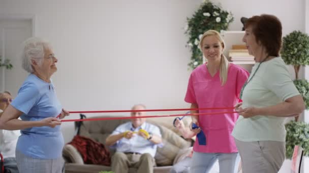 Krankenschwester Zeigt Seniorengruppe Einige Übungen Pflegeheim — Stockvideo