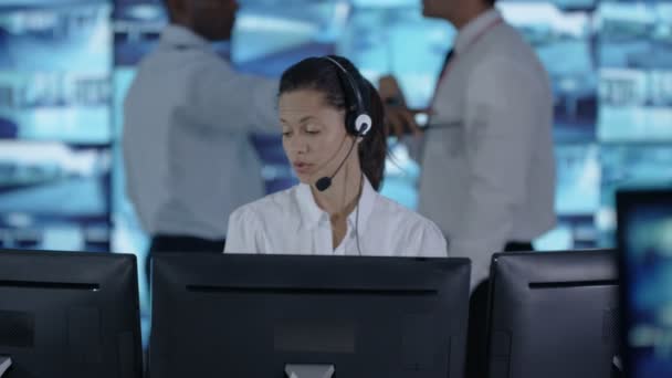 Dohled Důstojník Komunikující Prostřednictvím Sluchátek Mikrofonem Řídící Místnosti — Stock video