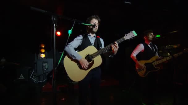 Musikaliska Bandet Utför Konsert Scenen Video Slowmotion — Stockvideo