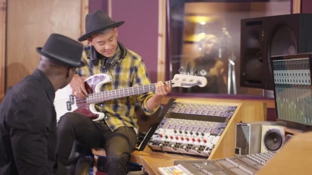 Fiatal Rock Együttes Felvétel Egy Pályán Stúdióban Zenei Producer — Stock videók