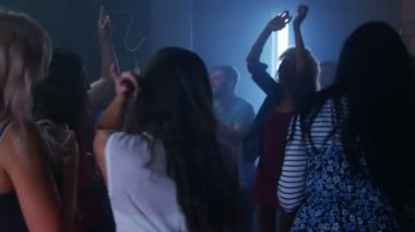4 k mutlu parti kalabalık içme ve bir gece kulübünde dans