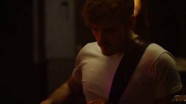 Sahne Alanı'nda 4 k ağır çekim video canlı oynamaya bas gitarist