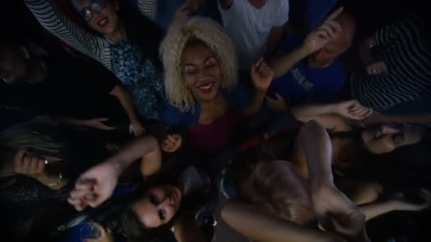 High Angle Vue Fête Foule Dansant Dans Club Regardant Vers — Video