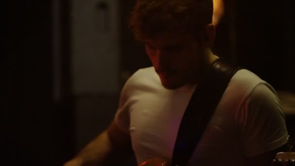 Sahne Alanı Nda Ağır Çekim Video Canlı Oynamaya Bas Gitarist — Stok video