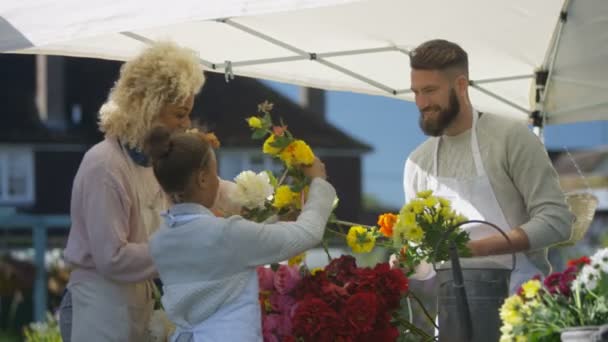 Mãe Filha Trabalhando Uma Barraca Vendendo Flores Frescas Mercado Agricultores — Vídeo de Stock