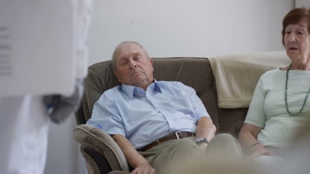 Astronauta Gracioso Comporta Mal Robando Medicamentos Los Residentes Asilo Ancianos — Vídeo de stock