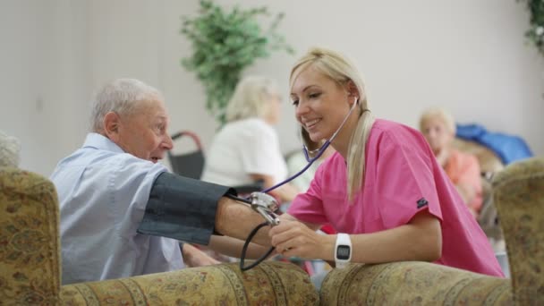 若い看護師特別養護老人ホーム チェック老人の血圧 — ストック動画