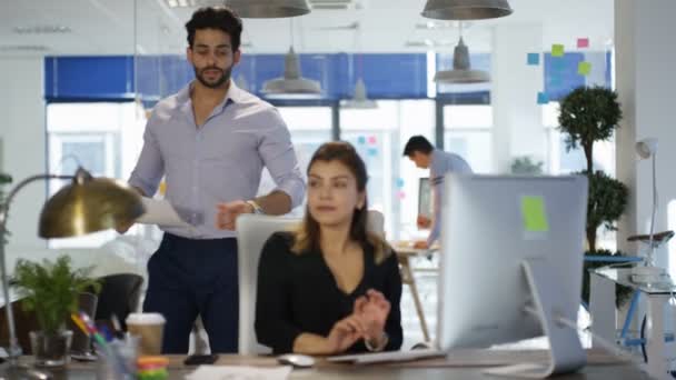 Designer Travaillant Son Bureau Dans Bureau Créatif Parlant Collègue Masculin — Video